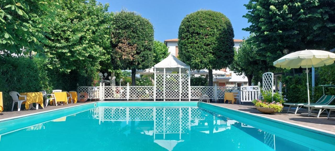 Hotel Garden B&B Маротта Экстерьер фото