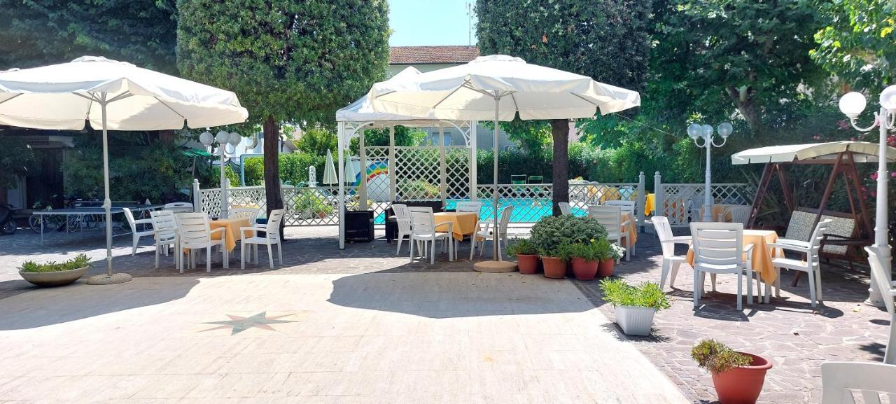 Hotel Garden B&B Маротта Экстерьер фото
