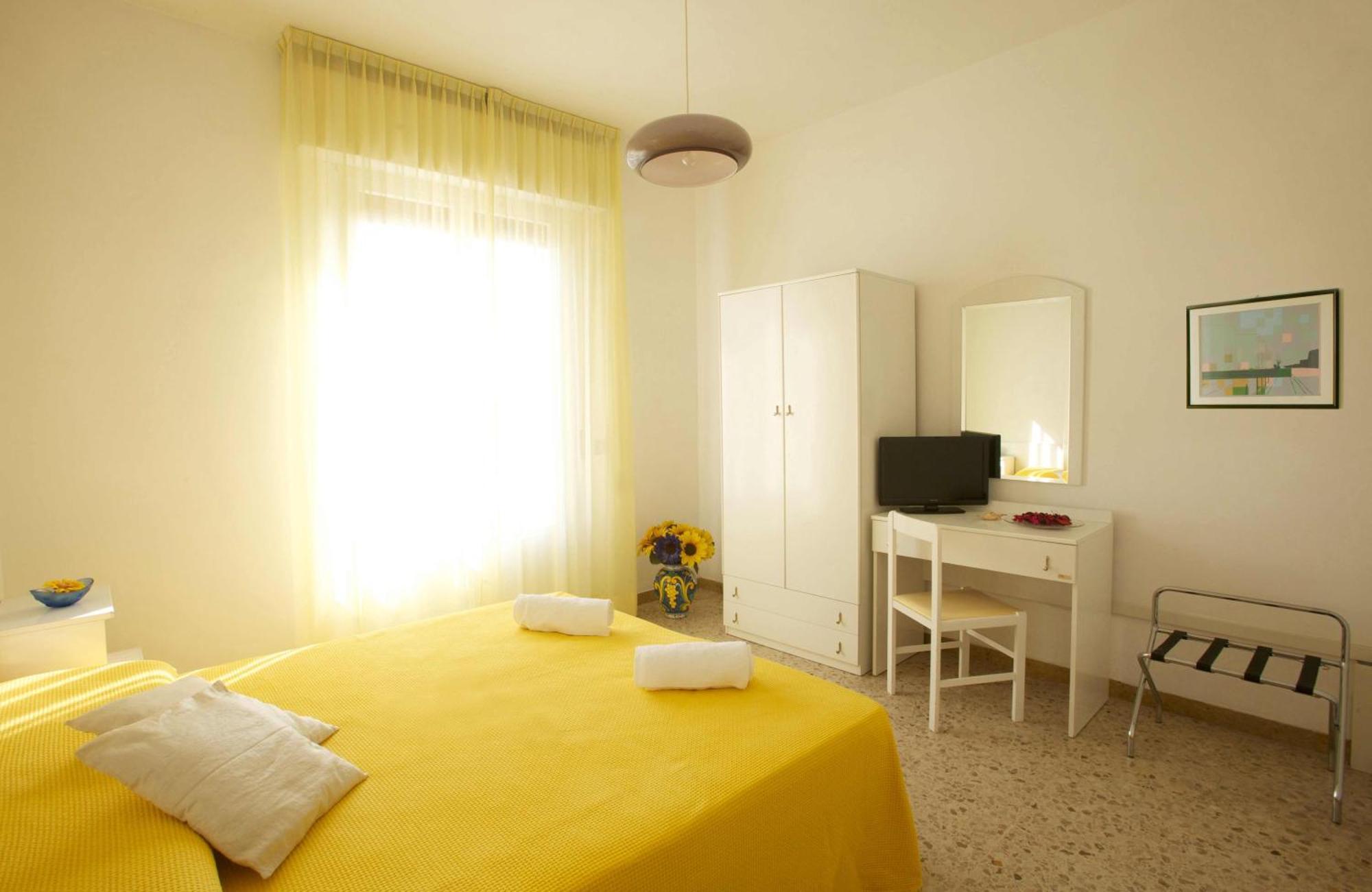 Hotel Garden B&B Маротта Экстерьер фото